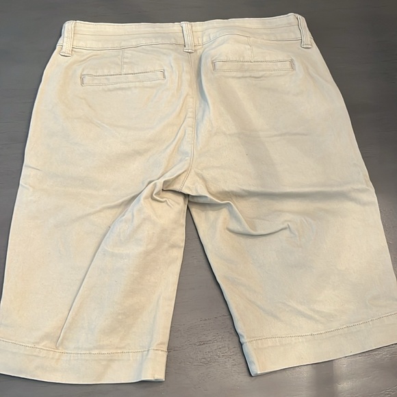 Khaki shorts - Picture 2 of 2